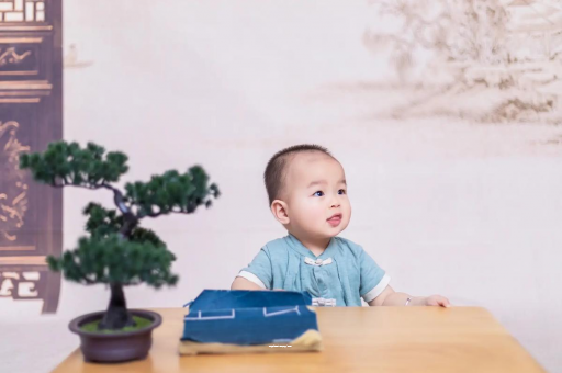 杭州满月宝宝放屁臭